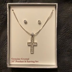 Women’s 18” Silver Chain w/ Cross Pendant/Earrings
